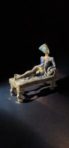 Handmade Egyptian Queen Nefertiti Statue: Museum Replica - Image 1