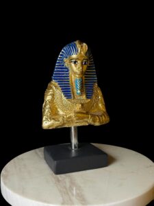 Egyptian King Tutankhamun Statue: Museum Sculpture - Image 2