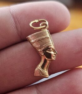 Gold Nefertiti Bust Amulet: Egyptian Queen Statue Replica - Image 2