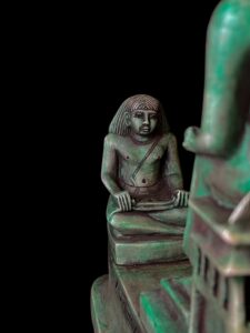 Egyptian King Imhotep transferring knowledge scene statue. - Image 3