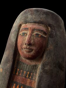 Handcarved Wooden Egyptian Queen Statue: Rare Ancient Model - Image 4