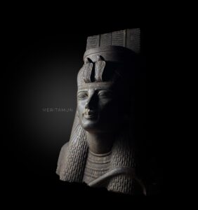 Granite Egyptian Queen Meritamen Statue: Handmade Art - Image 4