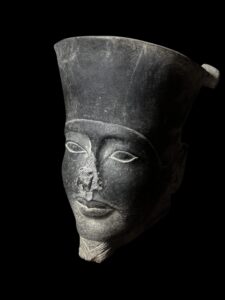 Egyptian King Tutankhamun Statue: Museum Sculpture - Image 5
