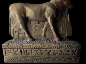 Goddess Hathor Statue with Amenhotep II: Vintage Stone Museum Replica - Image 5