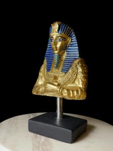 Egyptian King Tutankhamun Statue: Museum Sculpture - Image 5