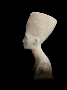 Handmade Nefertiti Bust Statue: Egyptian Queen Replica - Image 6