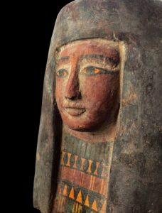 Handcarved Wooden Egyptian Queen Statue: Rare Ancient Model - Image 6