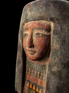 Handcarved Wooden Egyptian Queen Statue: Rare Ancient Model - Image 7