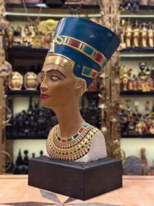 Handmade Nefertiti Bust Statue: Egyptian Queen Replica - Image 9